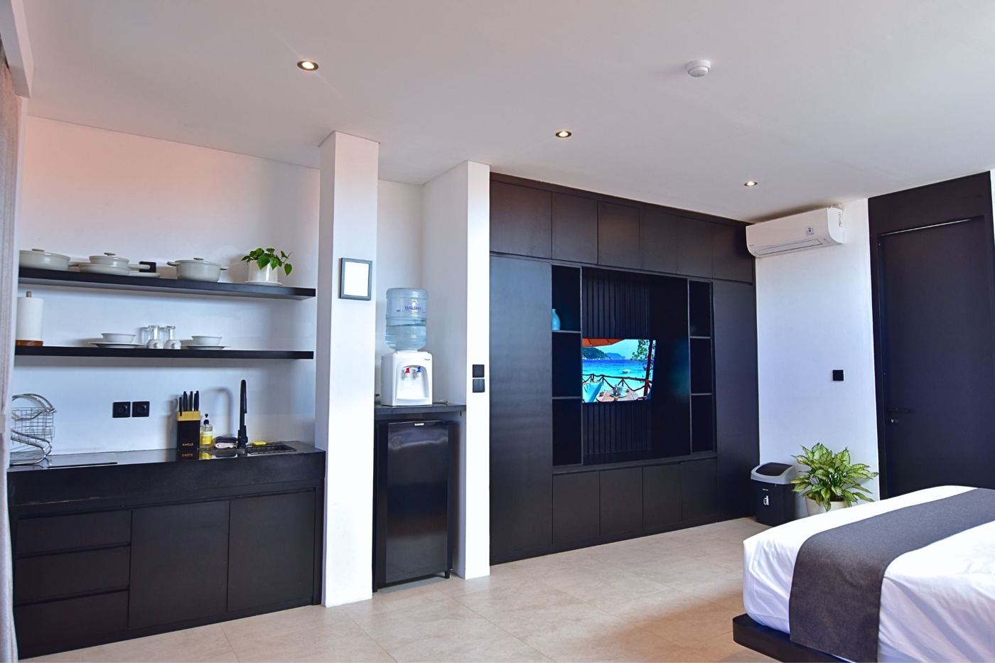 Suite 302 photo 4